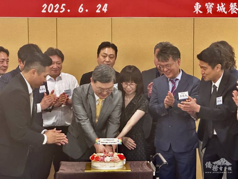 梁光中伉儷於歡送晚宴中共同切祝福蛋糕