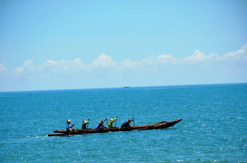 藍天白雲下IRA1號往前划行