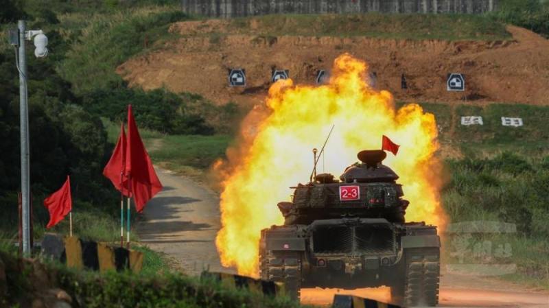 陸軍花防部戰車營實施營帶連戰鬥射擊。（青年日報提供）