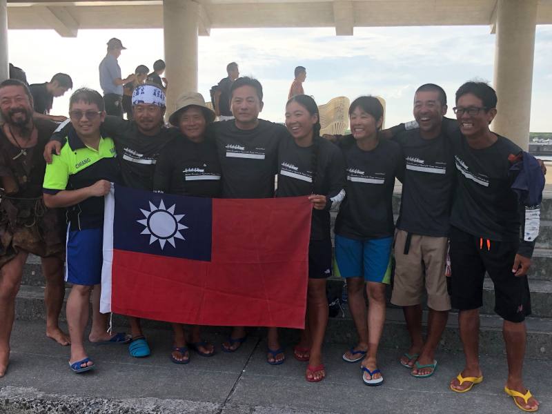 跨越黑潮計畫划手們、造舟者（左一）與臺灣戒護團隊開心拿中華民國國旗合影