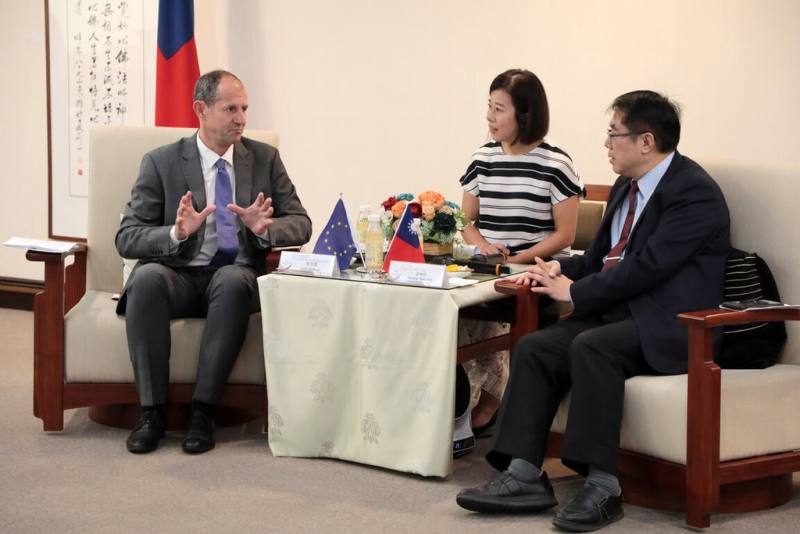 歐洲經貿辦事處長谷力哲（Lutz Güllner）（左）27日前往拜會台南市長黃偉哲（右），雙方就台南和歐盟間各領域的合作交流深入交換意見。（台南市政府提供）