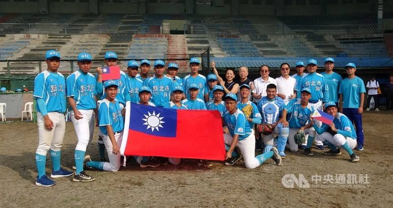 Players from the New Taipei school pose for a photo with the Republic of China (Taiwan) flag after their victory over a team from the Philippines on Thursday. CNA photo June 26, 2025