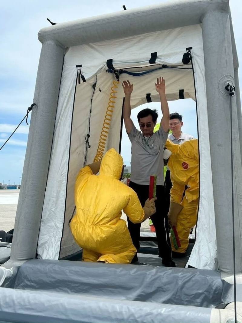 為強化桃園國際機場面對非天然災害應變能力，機場公司日前特別舉辦「毒性及關注化學物質災害、輻射災害暨電動車災害防救實兵演練」，跨單位動員近60人共同參與，過程逼真。（桃園國際機場公司提供）