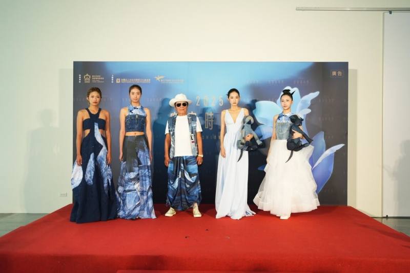 2025年首屆客家時尚獎Hakka Fashion Awards起跑記者會27日舉行，總顧問兼策展人黃秀瑾以5套作品展示永續魅力，更邀藝人雷洪（中）擔任模特兒。（創藝傳媒提供）