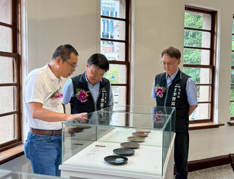 台中市歷史建築頂街派出所委外招商由實心食品有限公司取得經營權，旗下品牌進駐後，將空間轉化為融合在地糕餅文化與工藝展示新場域，26日舉行開幕記者會，在2樓並展出漆藝作品。（市府文資處提供）