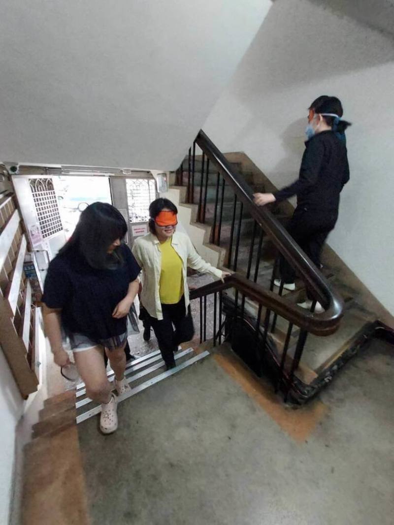 台中市政府勞工局於114年新招募視力協助員，並辦理35小時培訓課程，課程中包括上下樓梯等訓練，共有15名學員完成培訓成為視協員投入服務工作。（台中市政府提供）