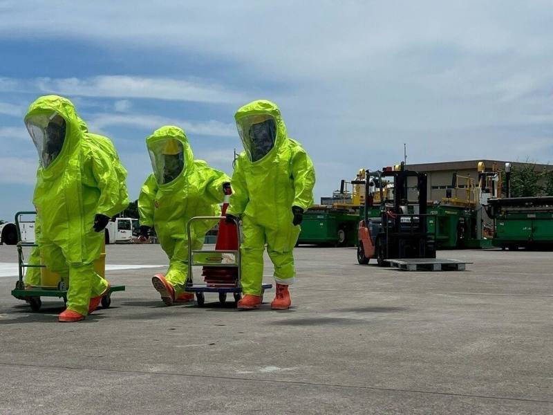 桃園國際機場公司日前特別演練模擬發生輻射品與毒性化學物質洩漏，並伴隨電動車事故的複合式災害，盼透過事前演練，提升災害發生時聯防救災能力。（桃園國際機場公司提供）