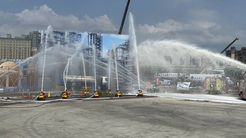 毒性化學災害潛在風險逐漸升高，新北市政府27日舉行毒化災預防暨應變管理論壇，環保局表示，為打造更韌性的城市防救災系統，導入AI風險預測系統、救災機器人等遠端監控設備，可即時掌握災害現場狀況及環境品質，有效研判災情與應變。圖為毒化災模擬演習現場導入救災機器人。（新北市環保局提供）