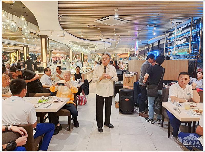 駐菲律賓代表處公使楊登仕(中)祝賀臺灣青棒代表隊邁向世界舞臺