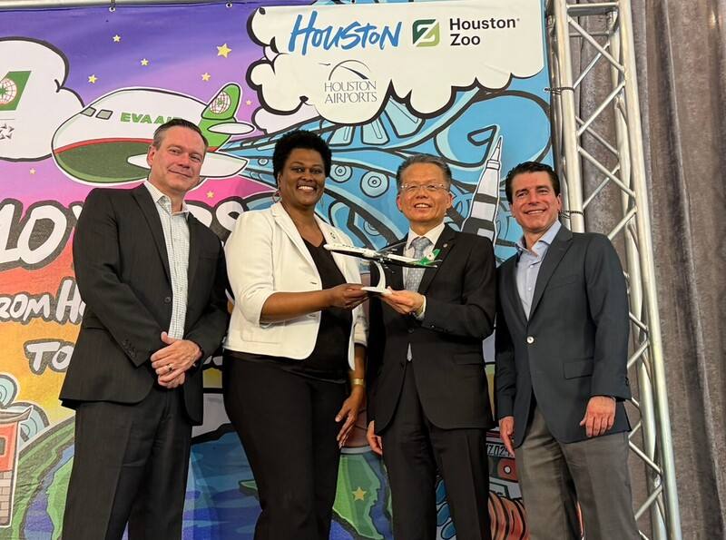 長榮航空總經理孫嘉明（右2）致贈模型機給休士頓市副市長馬薩（Martha Castex-Tatum）（左2）