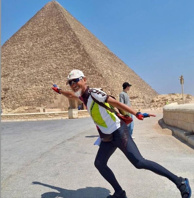 台灣單車不老騎士陳敏先6月17日抵達埃及，進行第12次單車環球、教堂朝聖及公益計畫之旅。圖為陳敏先攝於金字塔前。（陳敏先提供）