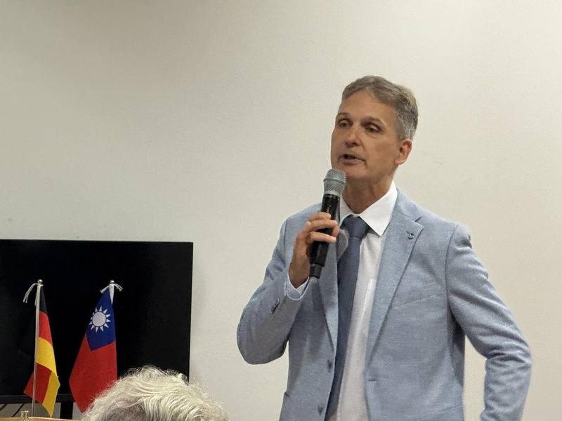 德國杜賓根大學教授舒耕德（Gunter Schubert）26日在柏林舉行的德台關係研討會開場致詞，呼籲德國應重新審視對台政策定位，擺脫中國視角，看見台灣在民主與高科技領域的全球角色