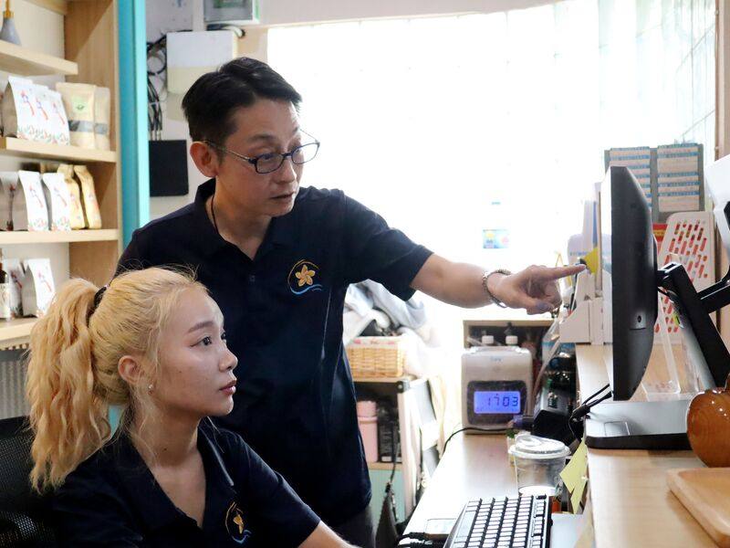 蕭清松（站立者）在寮國首都永珍經營旅行社，他觀察，老一輩寮國人早年學中文都是學正體字，對台灣有一定感情，年輕一代受泰國影響也對台灣很好奇