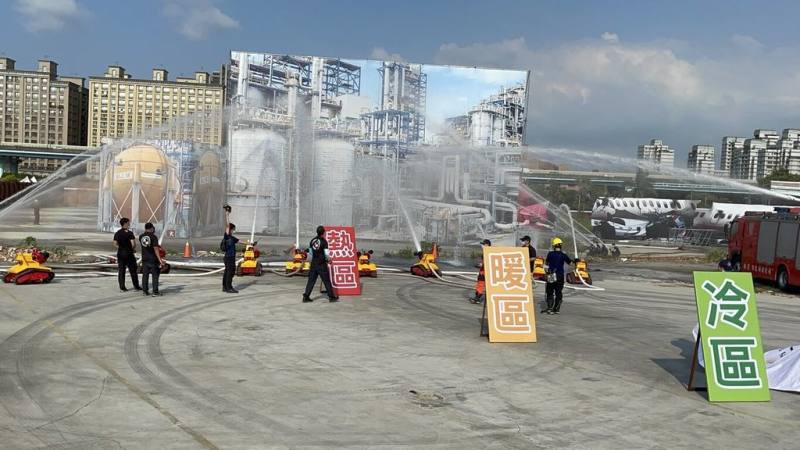 「2025新北市毒化災預防暨應變管理論壇」27日舉行，副市長劉和然指出，毒性化學災害潛在風險漸增是城市治理的重要挑戰，市府持續整合跨局處資源，結合企業與社區力量深化互助聯防，並導入智慧科技新興技術，提升災害應變效率。圖為毒化災搶救模擬演練現場。（新北市環保局提供）