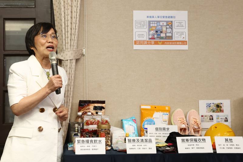 總統府26日下午召開全社會防衛任性第4次委員會，晚間舉行會後記者會，由內政部長劉世芳（圖）親自解說防災避難包內容物建議項目等