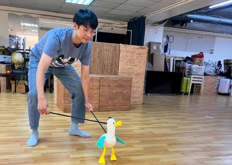 2025 MUZIKids兒童古典音樂節7月將登場，其中音樂會「彼得與狼」會有說書人林家偉（圖）講解劇情，不僅扮演彼得、爺爺與獵人，還要操偶鴨子、貓及小鳥與跳舞，十項全能。（MUZIK古典音樂媒體提供）