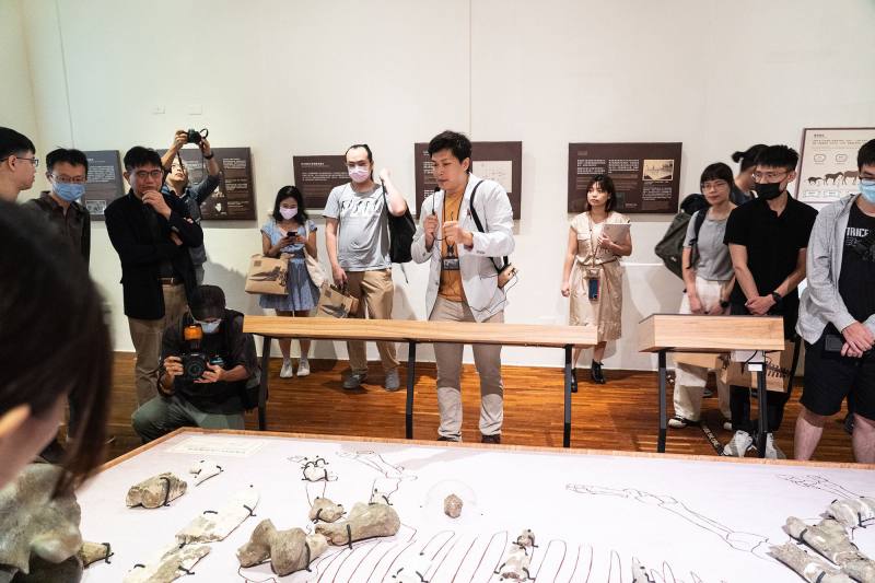 策展人臺博館研究助理紀子勤現場導覽