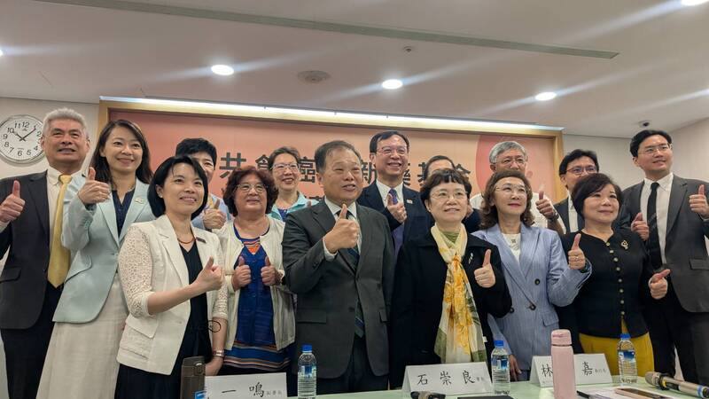 台灣醫界聯盟基金會27日舉辦「共創癌症新藥基金永續願景論壇」，健保署長石崇良（後右5）等人出席