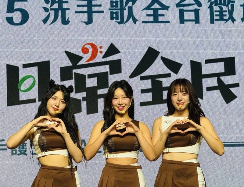 洗手看似簡單，卻是抵抗傳染病重要動作，職棒啦啦隊樂天女孩韓籍成員河智媛（右）、禹洙漢（中）和廉世彬（左）應邀代言洗手歌徵選活動，盼以青春活力的形象帶動全民參與