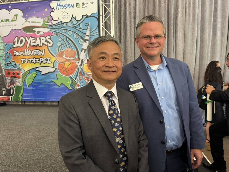 休士頓動物園副園長霍奇（Kevin Hodge）（右）說，要送給台北動物園公斑哥羚羊Harris才剛滿2歲，對台北市立動物園來說是新的血緣，希望不久後就可以繁殖出後代