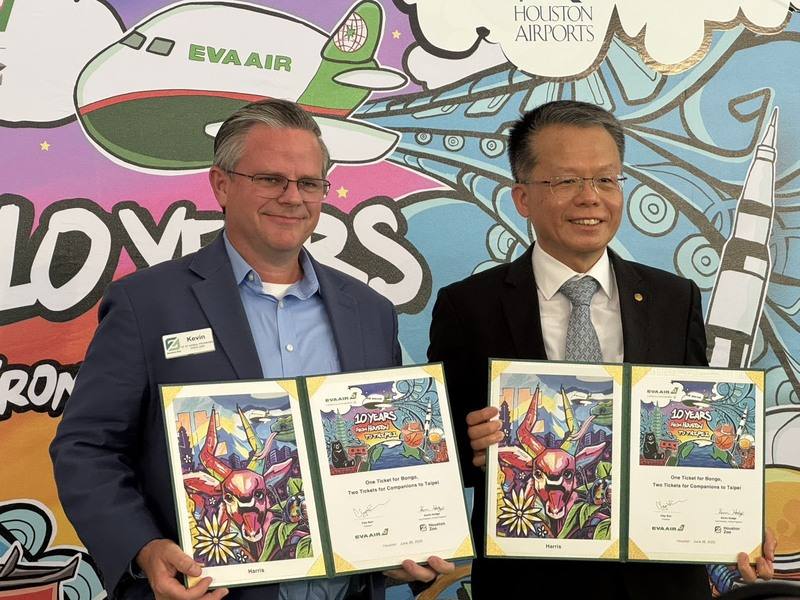 長榮航空總經理孫嘉明（右）與休士頓動物園副園長霍奇（Kevin Hodge）（左）簽訂合作備忘錄（MOU），將無償運送斑哥羚羊來台