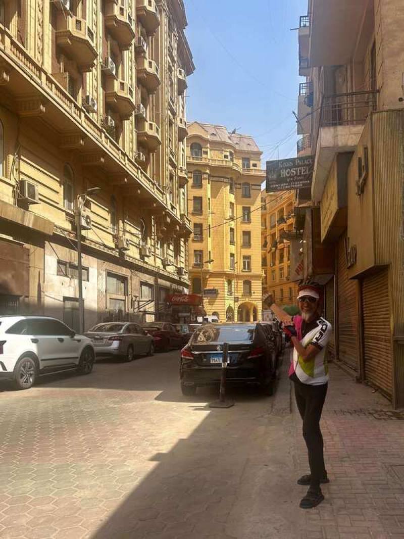 台灣單車不老騎士陳敏先已經75歲，仍四處騎行，期許成為生態文化和平旅遊使者。圖為攝於開羅市中心街道