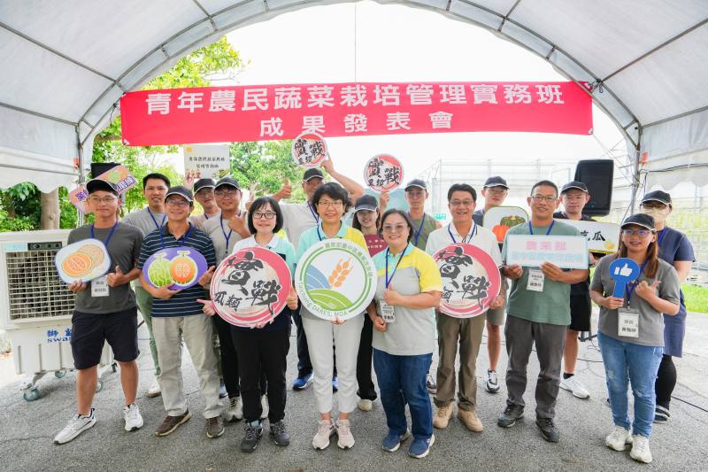 農業部輔導司郭愷娣簡任技正、臺中農改場楊宏瑛場長、佳和農場陳國鎮農場主及承佾農場梁烽政農場主出席青年農民蔬菜栽培管理實務班成果發表會活動，並與結業學員合影留念