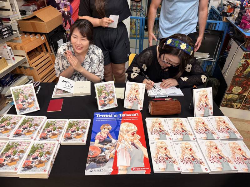 漫畫家LonLon（左）與柯宥希（顆粒）（右）於米蘭、羅馬、蒙扎(Monza)等地漫畫書店巡迴簽繪，出版社所備書籍隨後銷售一空（駐義大利代表處文化組提供）