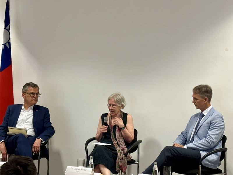 德國學術暨政治基金會（SWP）資深研究員瓦克爾（Gudrun Wacker，中）在柏林德台關係研討會與執政黨基民盟（CDU）議員基塞維特（Roderich Kiesewetter，左）對談，探討德新政府對中台關係變化