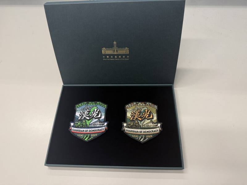 總統賴清德26日主持全社會防衛韌性委員會致詞表示，將透過漢光演習與城鎮韌性演習驗證，展現台灣社會臨危不亂、協同運作的精神與韌性。總統也特別為委員們準備「漢光41號臂章」，這也是「2025漢光演習」專屬臂章首次曝光。（總統府提供）