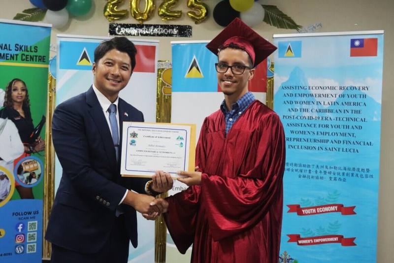 國合會駐聖露西亞技術團「青年及婦女賦權計畫」25日舉行結業典禮，國合會駐聖露西亞技術長李宜龍（左）頒發證書。（國合會提供）