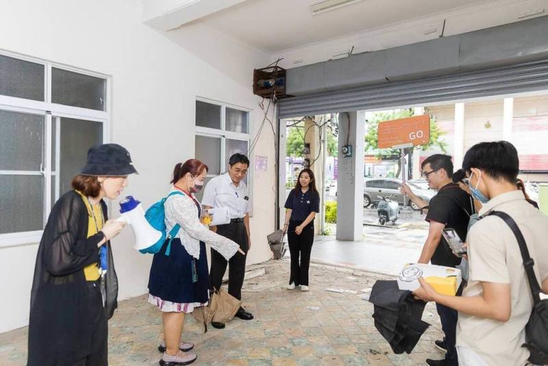 高雄市經濟發展局近日公布中央公園與新堀江商圈招商補助計畫，其中「專業服務費」及「營業場所裝潢費」部分，累計最高金額達新台幣140萬元。圖為有意進駐的業者實際走訪商圈勘查。（高雄市經發局提供）