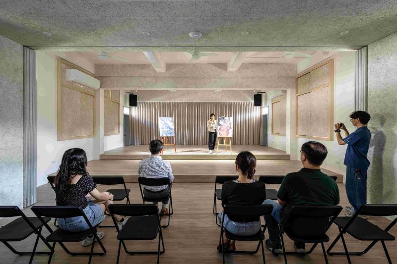 高雄市國民教育輔導團 - 教室後方的架高地板可轉化成為舞台的使用模式