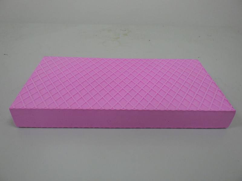 中科院接受國家訓練中心委託，為舉重國手開發具減噪、減震效果的舉重墊，避免選手因長期訓練，造成耳膜及肢體上的傷害。（中科院提供）