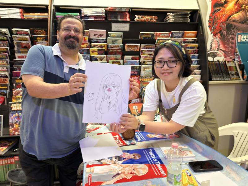 顆粒柯宥希（右）現場簽繪後與義大利粉絲合影（駐義大利代表處文化組提供）