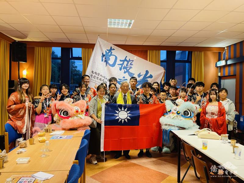 駐荷蘭代表處特任大使田中光(第一排中)到場慰勉南投縣立營北國中舞龍隊全體團員