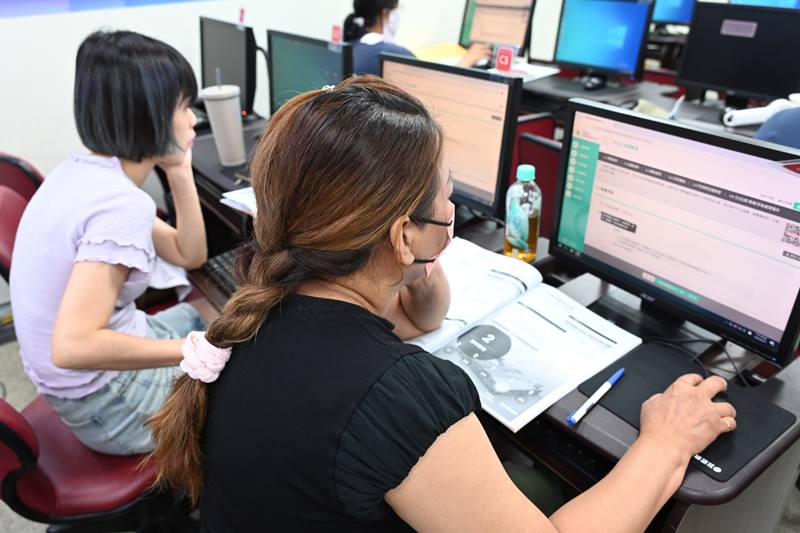 農友進行產銷履歷系統實務演練