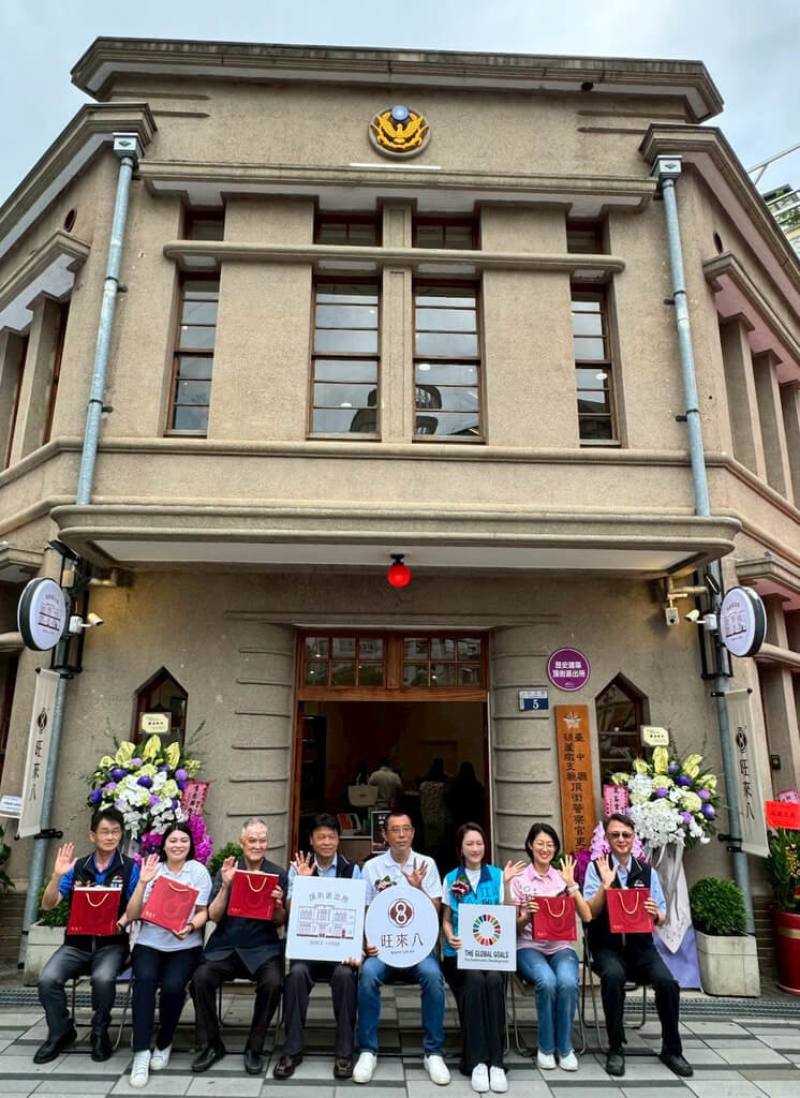 台中市歷史建築「舊頂街派出所」2025年重新委外營運，將空間轉化為融合在地糕餅文化與工藝展示的新場域，26日正式開幕。（台中市文資處提供）