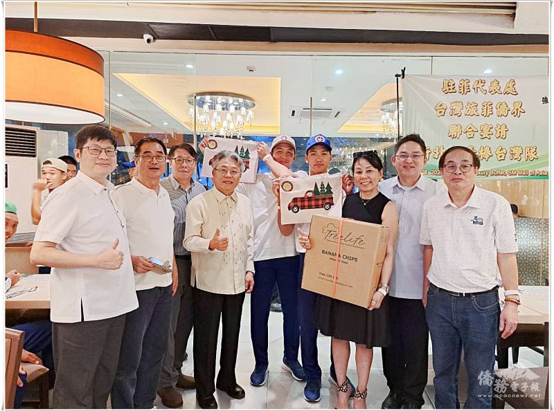 菲律賓僑界贈送菲律賓名產