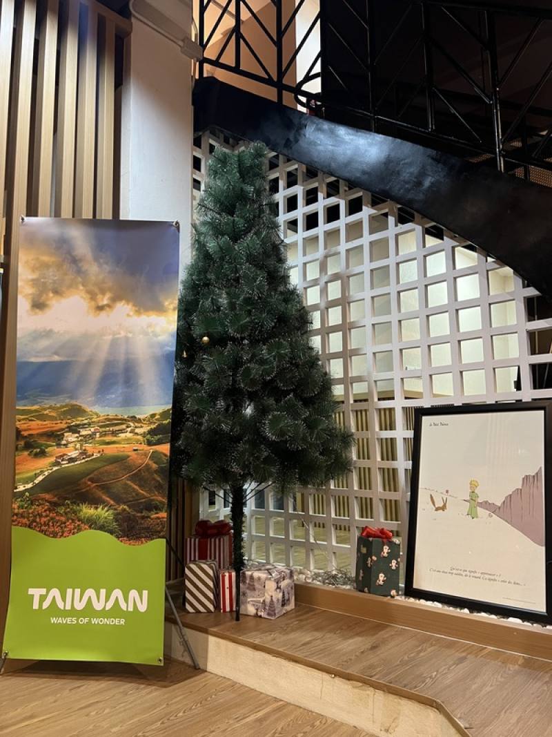 到寮國永珍旅遊的台灣背包客一看到按摩店內的台灣觀光宣傳立牌就會問：「老闆是台灣人嗎？」進而與蕭清松「相認」