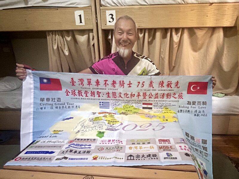 75歲退休國中訓導主任陳敏先自許「台灣單車不老騎士」，以12年時間完成世界32國2萬5300公里騎遊。6月17日抵達埃及停留到25日。圖為陳敏先於下榻青年旅社接受中央社記者訪問