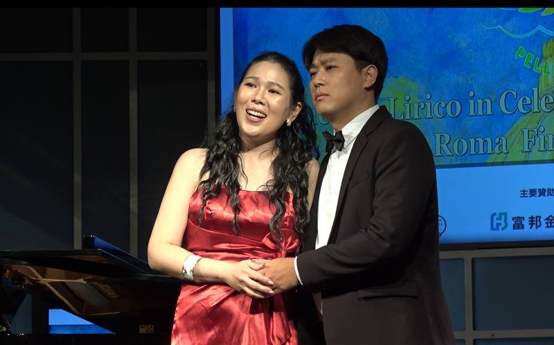 女高音耿立（左）、男高音黃奕誠（右）26日晚間在羅馬羅西尼劇院舉行的台義聖年音樂會當中演出