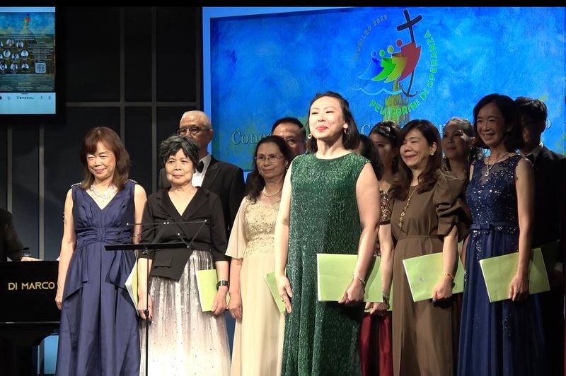 女高音謝孟潔（最前排綠衣者）指揮任蓉表演藝術學坊的歌手演唱台語、中文歌曲