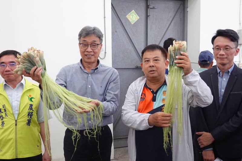 農業部長陳駿季（左2）27日參觀屏東九如鄉農會鳳梨葉自動化取纖維設備，手拿著完成取纖的鳳梨葉，大讚將鳳梨全株利用是循環農業具體成果