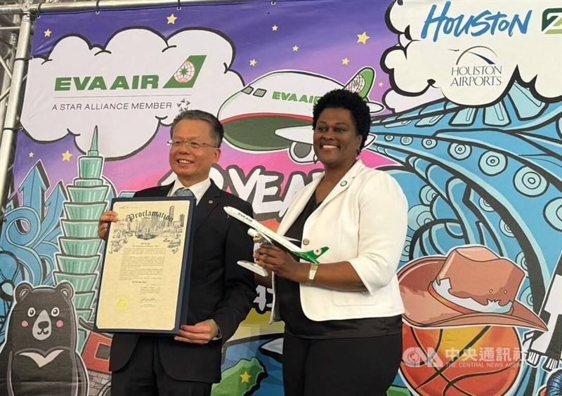 EVA Air President Clay Sun (left) holds a proclamation issued by Houston Mayor Pro Tem Martha Castex-Tatum (right) during a celebratory press conference held at the Houston Zoo on Thursday. CNA photo June 26, 2025