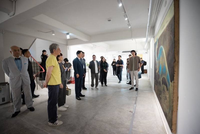 總統在奈良美智先生及參展藝術家陪同導覽下，與現場貴賓一同參觀展區