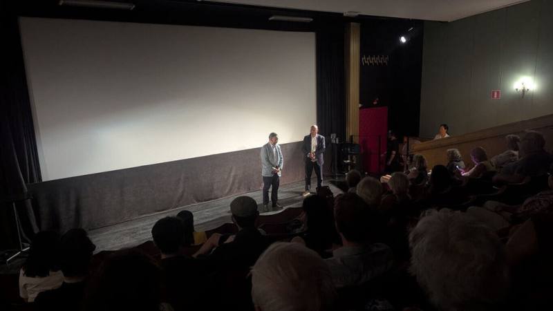 紀錄片「國有器官」在瑞典重要政治活動「阿爾梅道週」（Almedalen Week）播映，中國問題專家吳文昕（左）出席座談與現場觀眾互動。（瑞典台灣協會提供）