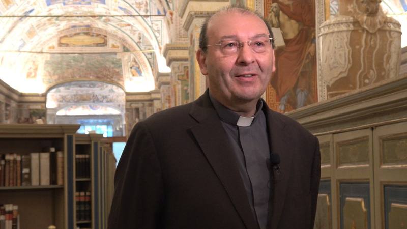 梵蒂岡圖書館館長曼托瓦尼接受中央社採訪，介紹館藏數位化情形，並回顧2023年到台灣舉辦展覽是一次「美好獨特的經驗」