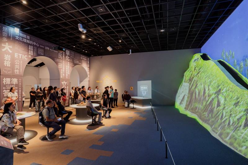 「當代考古廳」開幕儀式-策展人葉長庚博士帶領與會貴賓進行展廳導覽，並邀請貴賓一同觀賞巨石劇場，體驗西元10-16世紀間拉帕努伊島（復活節島）摩艾像的搬運及豎立場景