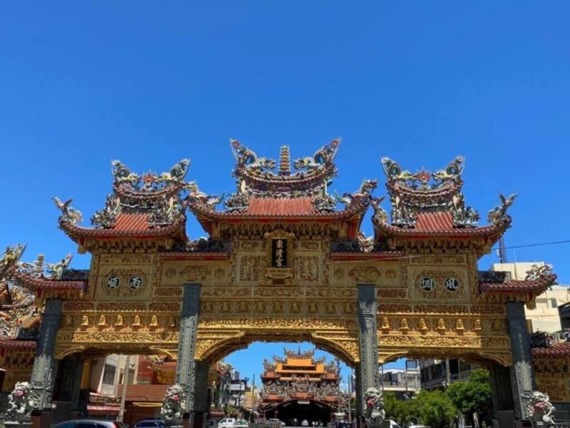 屏東縣政府與LINE合作推出「今天來點黑鮪魚」數位集點活動，完成旅遊路線任務就有機會獲得在地美食好禮，走訪東港東隆宮（圖）是任務之一，創新玩法吸引超過3萬6000人次參與。（屏東縣政府提供）